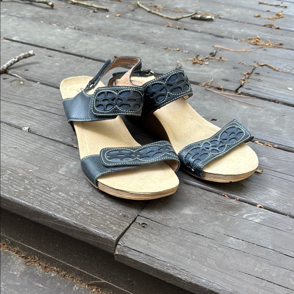 Clark’s Bendable navy women’s sandals size 11